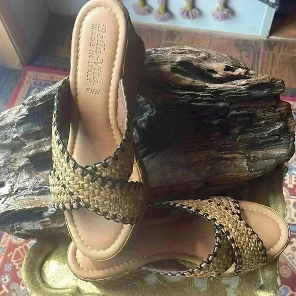 Bella Vita Shoes - Bella Vita women’s size 9 WW slip on sandals.